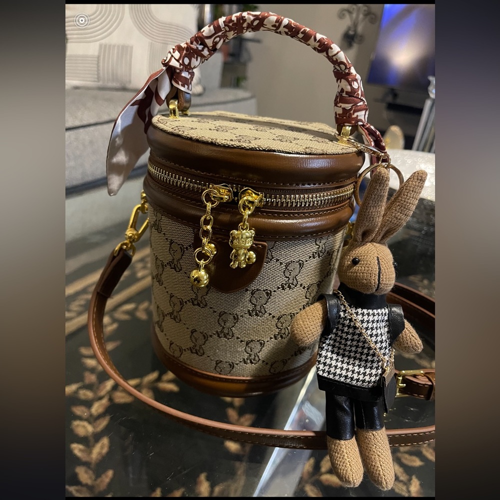 Bear pattern Bucket crossbody bag